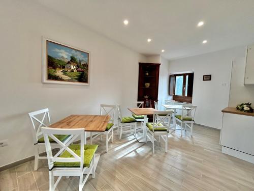 a kitchen and dining room with a table and chairs at Relais Le Bifore in Fontecchio