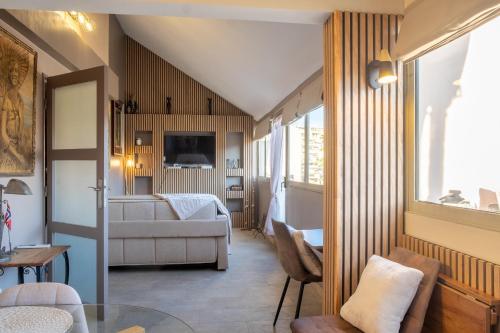 une chambre d'hôtel avec une chambre et un lit dans l'établissement Apartment Cannes Felibriges, à Cannes