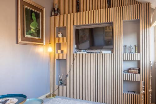 Cette chambre dispose d'un mur et d'une télévision. dans l'établissement Apartment Cannes Felibriges, à Cannes