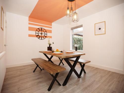 Foto sihtkohas Swindon asuva majutusasutuse Redcliffe House By N And N Stays Ltd - Charming Home close to Designer Outlet, Perfect for Contractors & Workers with convenient on street parking galeriist