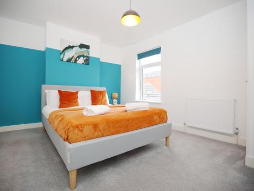 Voodi või voodid majutusasutuse Redcliffe House By N And N Stays Ltd - Charming Home close to Designer Outlet, Perfect for Contractors & Workers with convenient on street parking toas