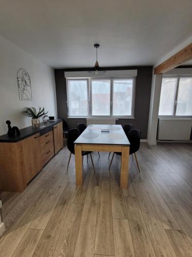 une cuisine avec une table et des chaises dans une pièce dans l'établissement Le portel, à Le Portel