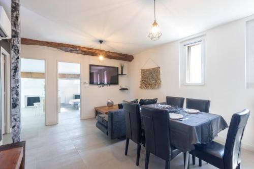 une salle à manger et un salon avec une table et des chaises dans l'établissement Chez Axel et Julie Mâcon Centre, à Mâcon