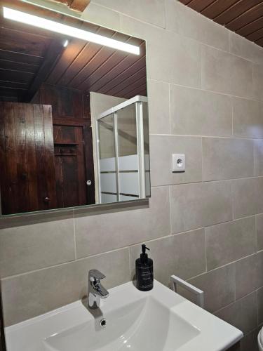 een badkamer met een wastafel en een spiegel bij Casa Do Monte Mondim in Mondim de Basto