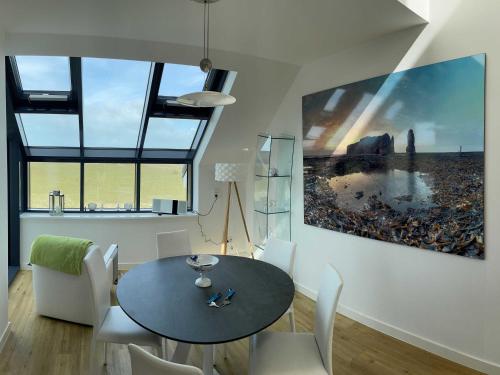 a dining room with a table and chairs at Tor zum Meer in Helgoland
