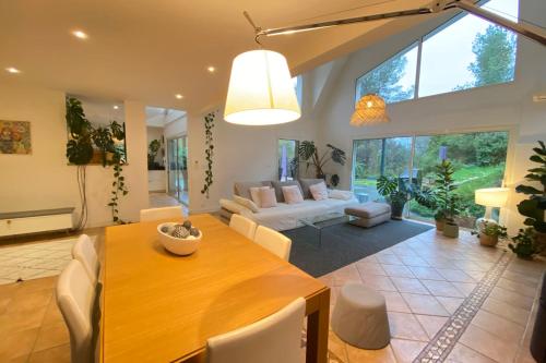 un salon avec une table et un canapé dans l'établissement Superb contemporary villa with pool and garden, à Roquefort-les-Pins