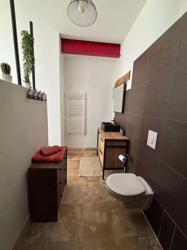 une salle de bain avec toilettes et lavabo dans l'établissement Gîte - Douceur du Sud, entre mer et campagne, à Hyères