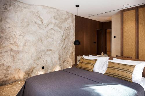 Katil atau katil-katil dalam bilik di Ormus Villa - Beachfront Sanctuary Blending with Earth, Sun & Sea by etouri