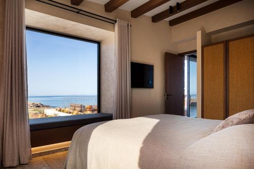 Katil atau katil-katil dalam bilik di Ormus Villa - Beachfront Sanctuary Blending with Earth, Sun & Sea by etouri
