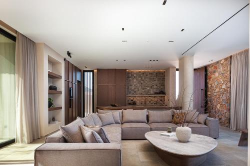 Ruang duduk di Ormus Villa - Beachfront Sanctuary Blending with Earth, Sun & Sea by etouri