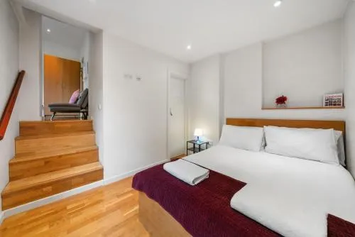 Bright and Airy One Bedroom Condo, Olympia, Kensington