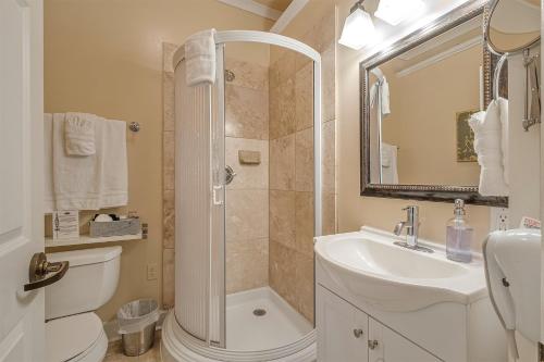 Ein Badezimmer in der Unterkunft The Orenco Station Hotel