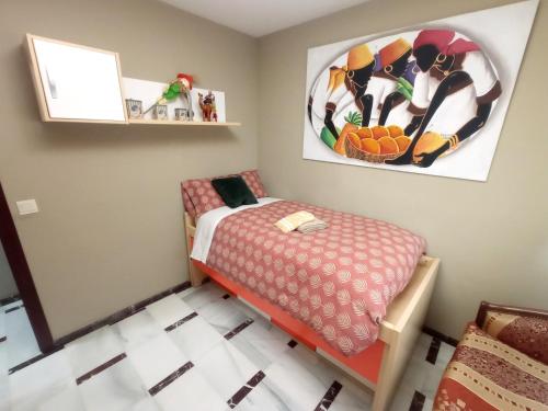 Un dormitorio pequeño con una cama y un espejo. en Casa de Nina, en Córdoba