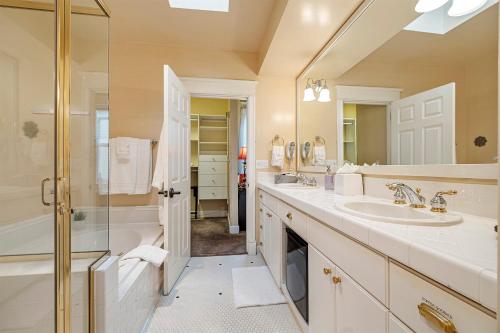 Ein Badezimmer in der Unterkunft The Orenco Station Hotel