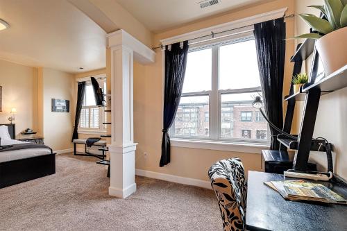 Ein Bett oder Betten in einem Zimmer der Unterkunft The Orenco Station Hotel