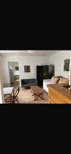 une chambre avec un lit et un salon dans l'établissement Maison charmante bordée de bambous, à Auffargis