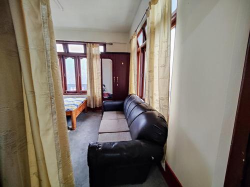 Zona de estar de 2BHK Mountain View with Full Kitchen and Hi-Speed Internet