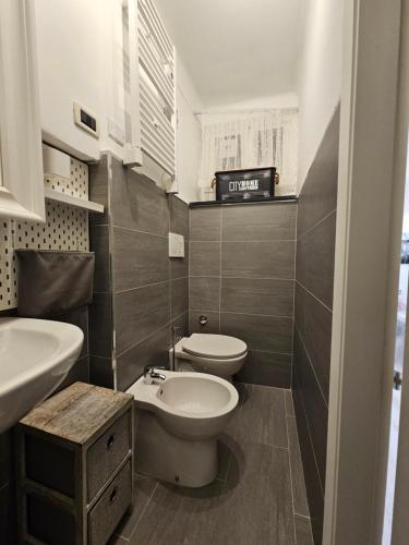 a small bathroom with a toilet and a sink at Bella Vernazza with AC and Balcony in Vernazza
