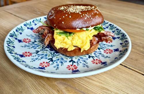 a breakfast sandwich on a plate on a table at Oberża pod Złotym Prosiakiem in Nieborów