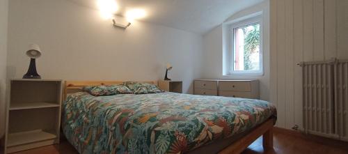 une chambre avec un lit et une fenêtre dans l'établissement Darmaillacq, à Cholet