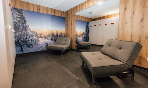 a waiting room with two chairs and a couch at Berggasthof Neues Haus in Kurort Oberwiesenthal