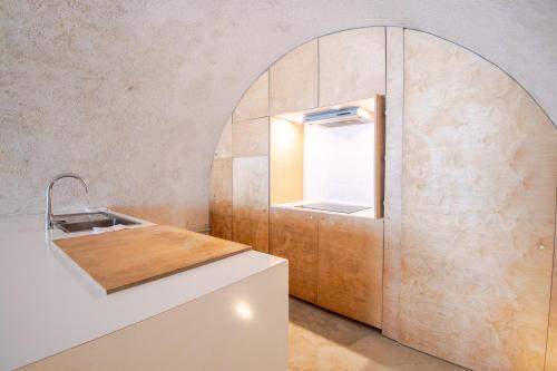 une salle de bain avec un lavabo et un miroir dans l'établissement Charmante maison semi-troglodyte, à Amboise