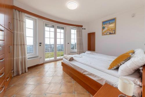 Dol pri LjubljaniにあるApartments Way to Heavenの大きなベッドと大きな窓のある寝室