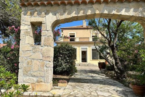 Secret garden villa facing the sea
