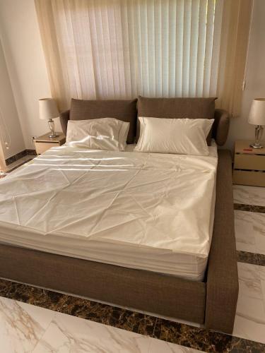 a large bed with white sheets in a bedroom at Hua Hin in Hua Hin
