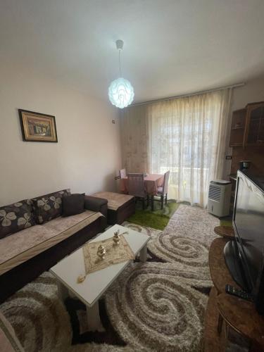 TV a/nebo společenská místnost v ubytování Ledi's Apartment