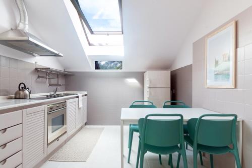 Dapur atau dapur kecil di The Lake Suite Fiumelatte - Lake front apartment
