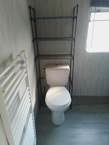 une salle de bain avec des toilettes blanches dans une chambre dans l'établissement Monplaisir, à Gère-Belesten