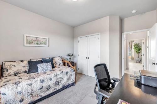 Ruang duduk di Spacious 3-BR Home near Lambeau