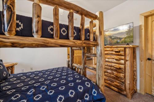 Postel nebo postele na pokoji v ubytování Hawk Nest Hot Tub, Fireplace, Jacuzzi