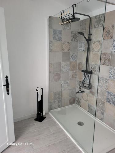 une douche avec une porte vitrée dans une salle de bain dans l'établissement L'oustalet, à Ceyreste