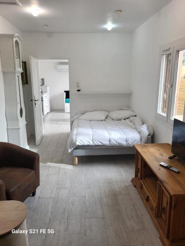 une chambre avec un lit, un canapé et une table dans l'établissement L'oustalet, à Ceyreste