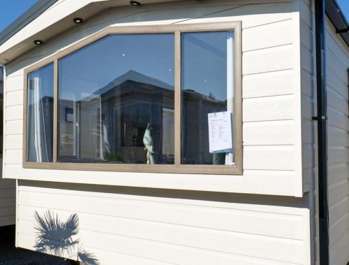 a window of a building with a cat in it at Camping Zavelbos Superior Chalet in Maaseik