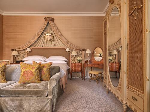 Uma cama ou camas num quarto em Cliveden House - an Iconic Luxury Hotel