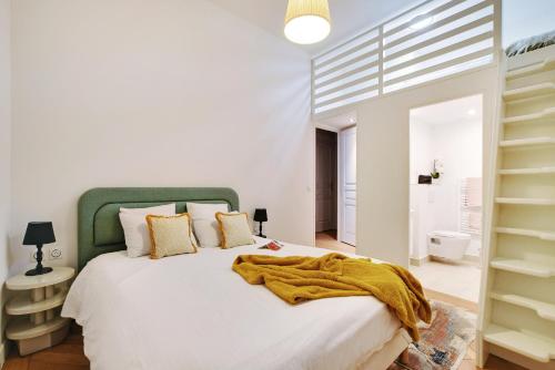 a bedroom with a large bed with a green headboard at Luxury Paris, paisible, 2 chambres, toute commodités in Paris