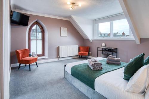 Postel nebo postele na pokoji v ubytování The Lanterns - 9 Bedroom - Sleeps 17 - Saundersfoot Village Centre