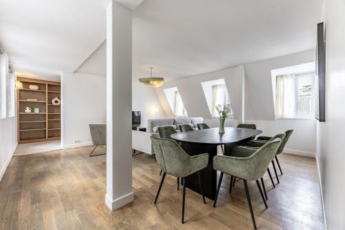 une salle à manger et un salon avec une table et des chaises dans l'établissement Amazing Apartment 4Bedrooms Champs Elysées, à Paris