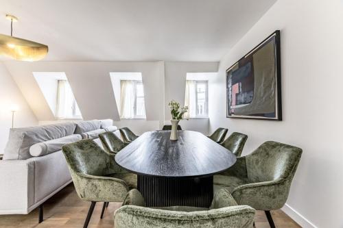 un salon avec une table et des chaises dans l'établissement Amazing Apartment 4Bedrooms Champs Elysées, à Paris