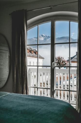 a bedroom window with a view of a building at Appartement no8 in Sankt Gilgen