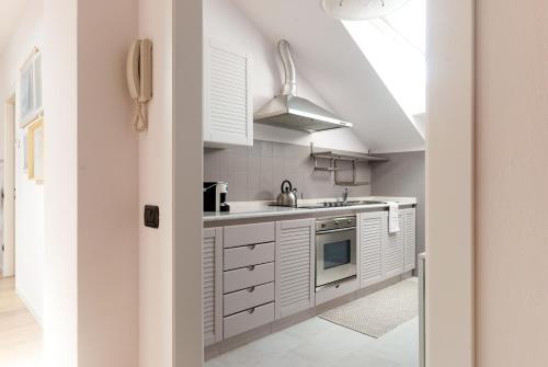 Dapur atau dapur kecil di The Lake Suite Fiumelatte - Lake front apartment