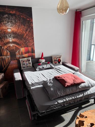 - une chambre avec un lit doté d'un chapeau de santa dans l'établissement Le Riesling Colmar centre Charmant appartement avec terrasse et parking gratuit, à Colmar