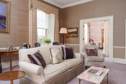 Uma área de estar em Cliveden House - an Iconic Luxury Hotel