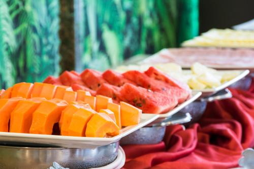 Eine Auswahl verschiedener Obstsorten auf Tellern an einem Buffet in der Unterkunft Hotel Vila Rica Campinas in Campinas