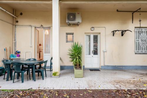 ルッカにあるCasa Esterのパティオ(テーブル、椅子付)
