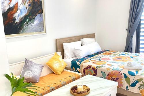 una camera da letto con un letto, un divano e un tavolo di Luxury Stay in The Beverly at Vinhomes Grand Park a Long Bình