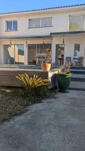 Photo de la galerie de l'établissement Villa avec piscine, bord de mer à 500m de la plage, climatisation, à Sainte-Marie-la-Mer